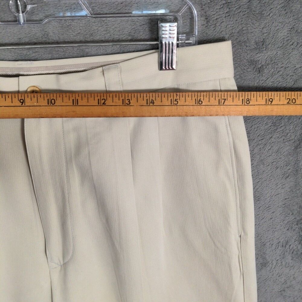 Tommy Bahama Shorts Mens 34 Beige 100% Silk Pleated Golf Resort Chino Preppy - Picture 3 of 6
